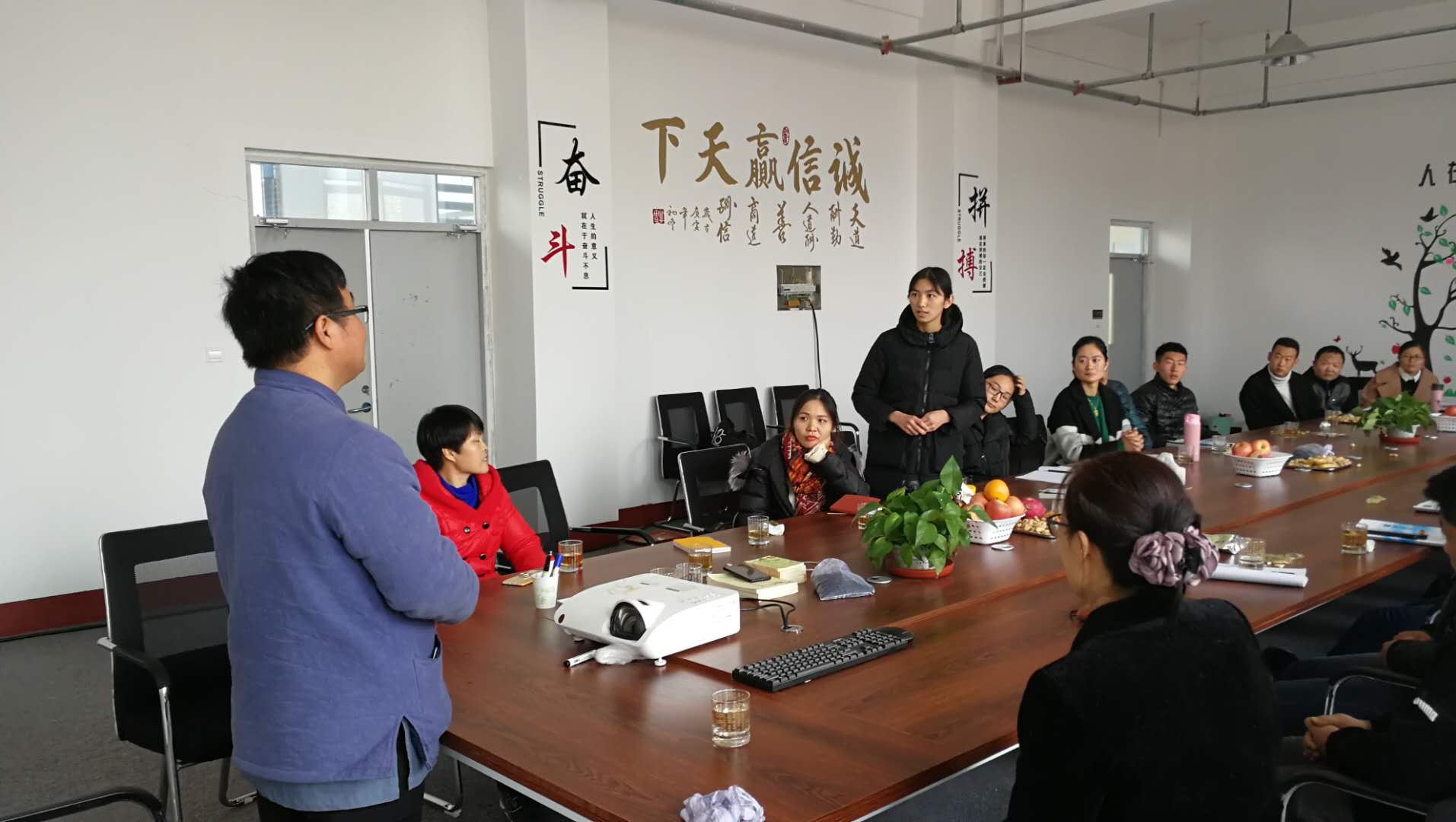 員工就問題對(duì)王老師進(jìn)行提問 員工就問題對(duì)王老師進(jìn)行提問